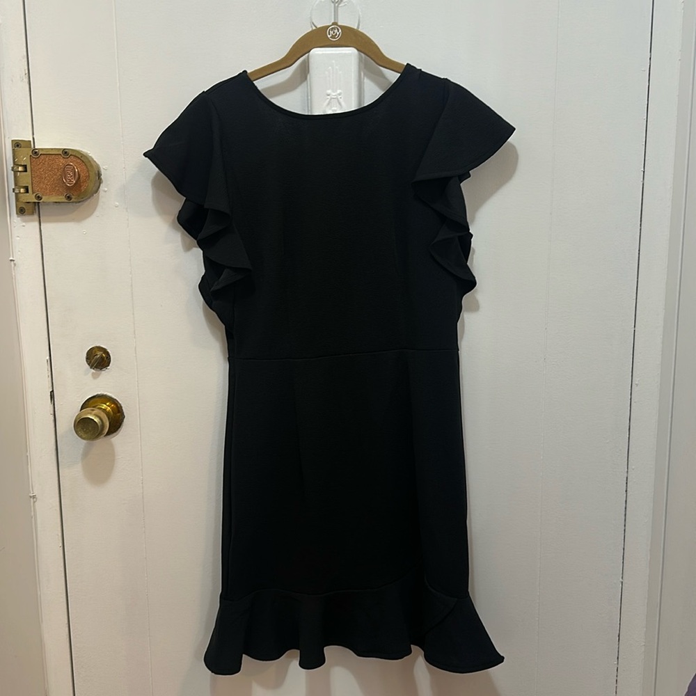 FLATTERING BLACK DRESS